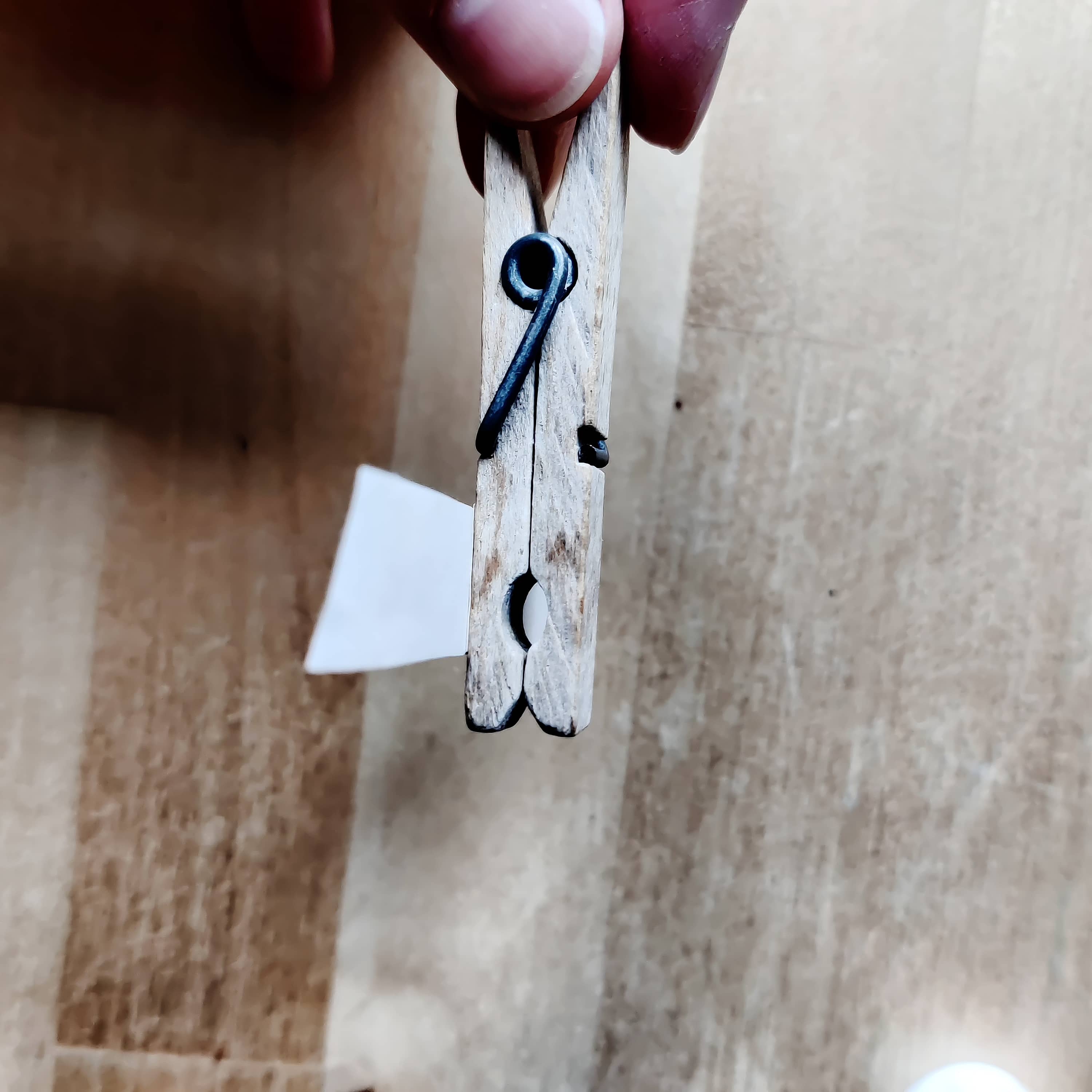 nalepený proužek papíru